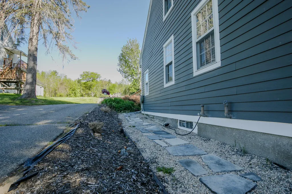 11 Old Western Avenue Winthrop ME 04364
