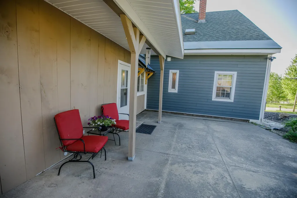 11 Old Western Avenue Winthrop ME 04364
