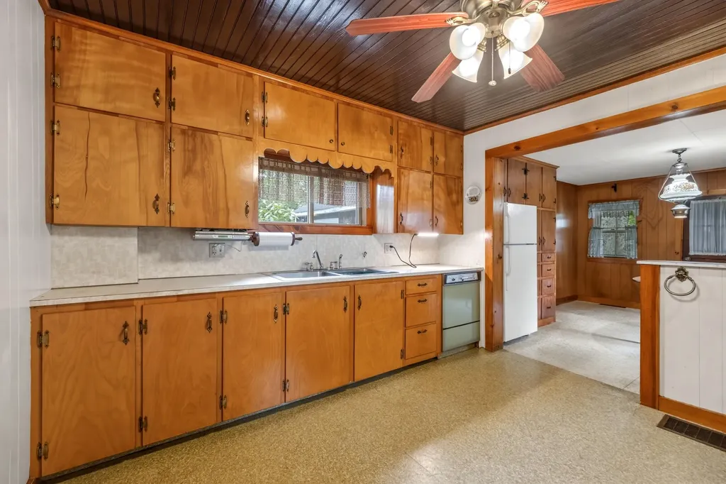 17 Georges Street Thomaston ME 04861