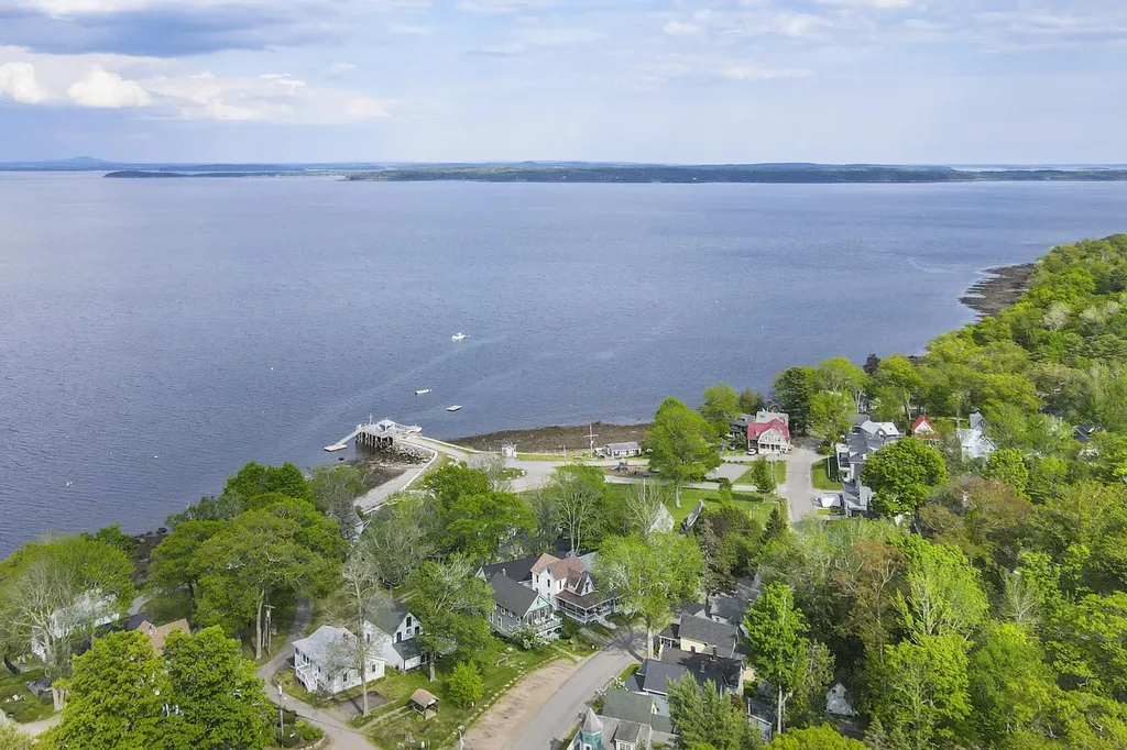 14 Auditorium Park Northport ME 04849