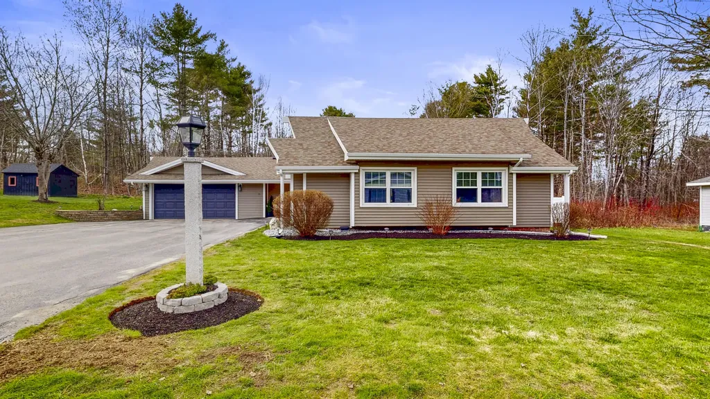16 Robinson Gardens Lewiston ME 04240