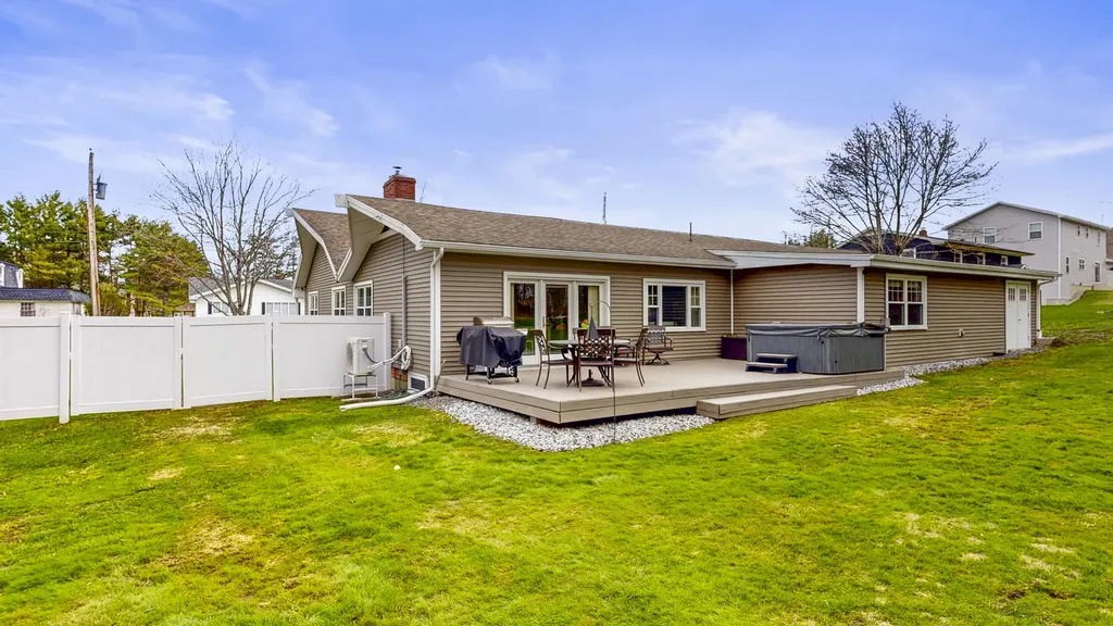 16 Robinson Gardens Lewiston ME 04240