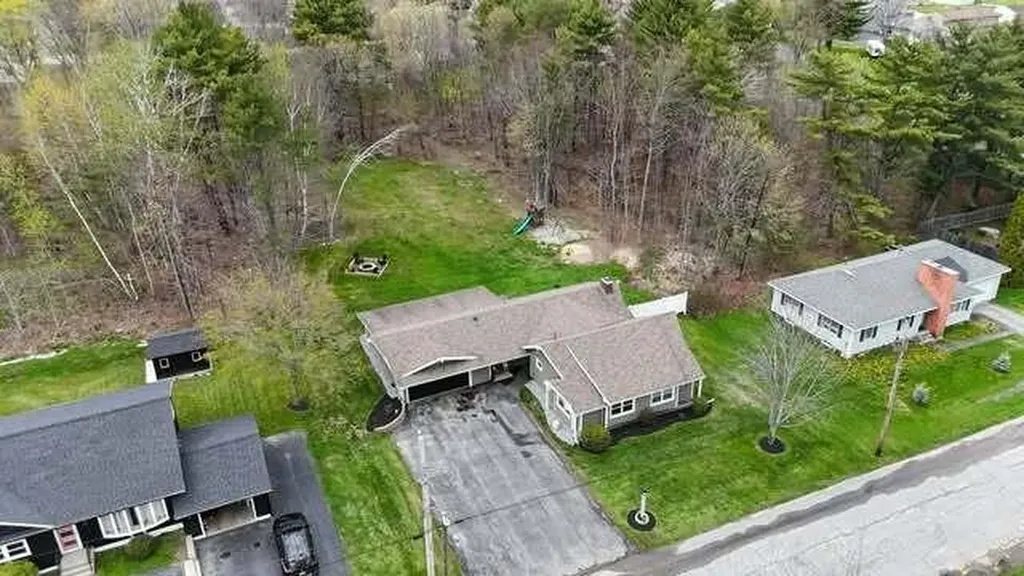16 Robinson Gardens Lewiston ME 04240