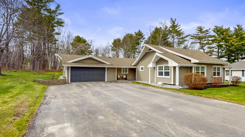 16 Robinson Gardens Lewiston ME 04240