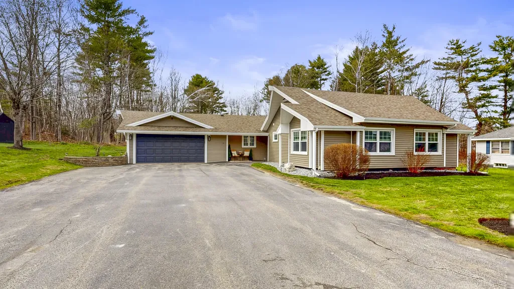 16 Robinson Gardens Lewiston ME 04240