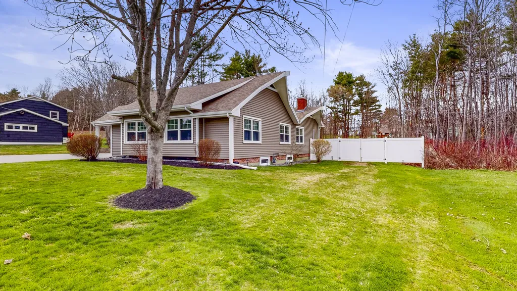 16 Robinson Gardens Lewiston ME 04240