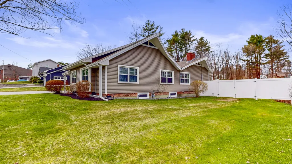 16 Robinson Gardens Lewiston ME 04240