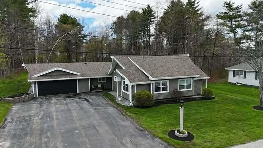 16 Robinson Gardens Lewiston ME 04240