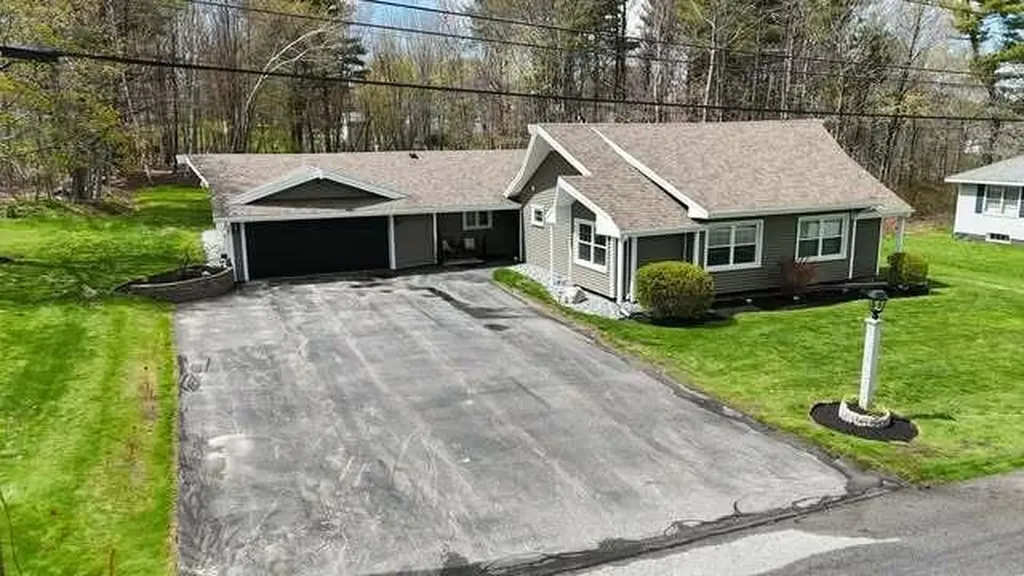 16 Robinson Gardens Lewiston ME 04240
