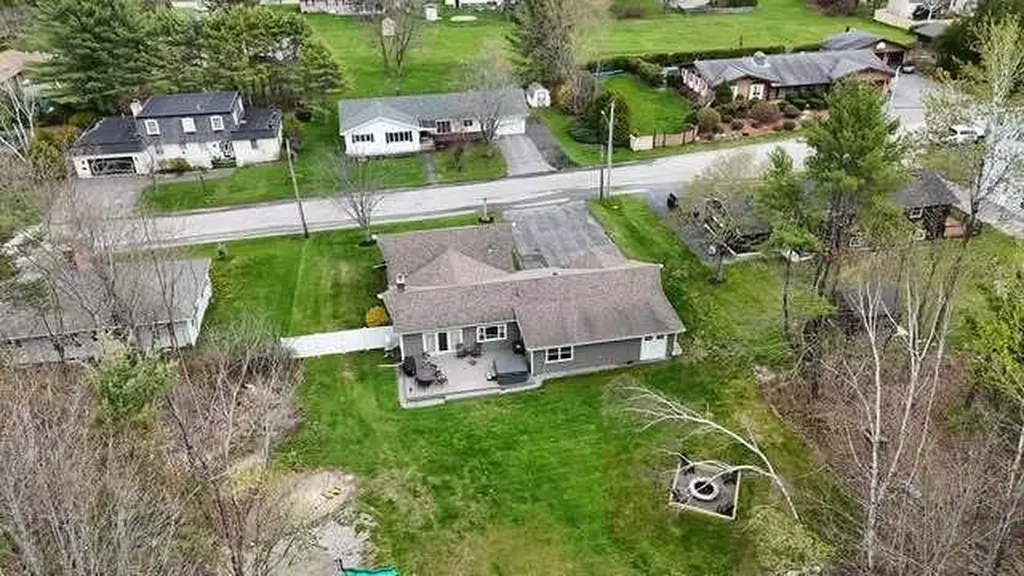 16 Robinson Gardens Lewiston ME 04240