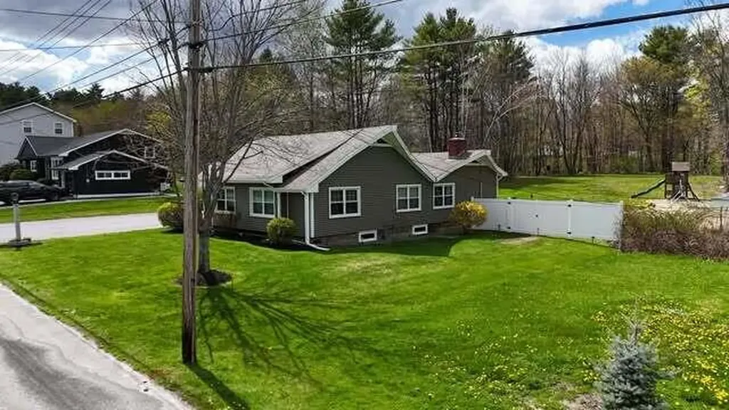 16 Robinson Gardens Lewiston ME 04240