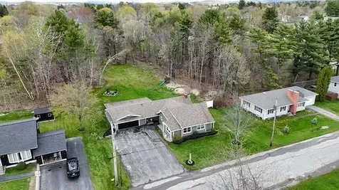 16 Robinson Gardens Lewiston ME 04240