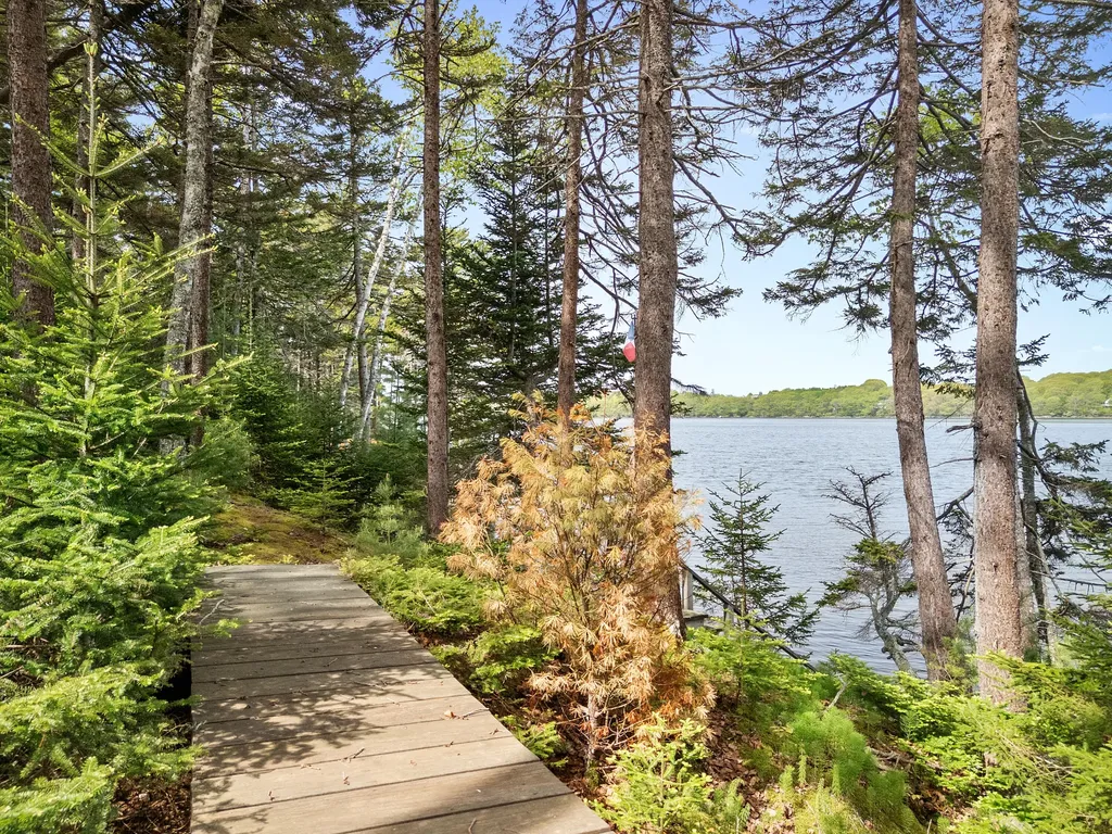 25 Cliff Drive South Thomaston ME 04858