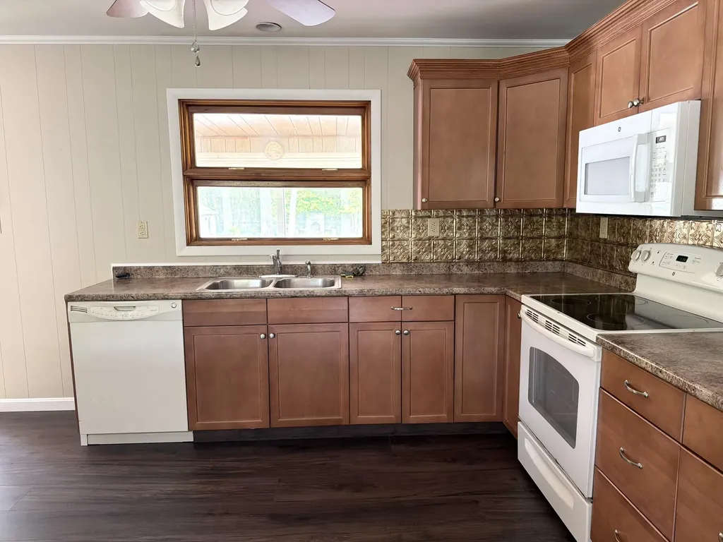 231 River Road Topsham ME 04086