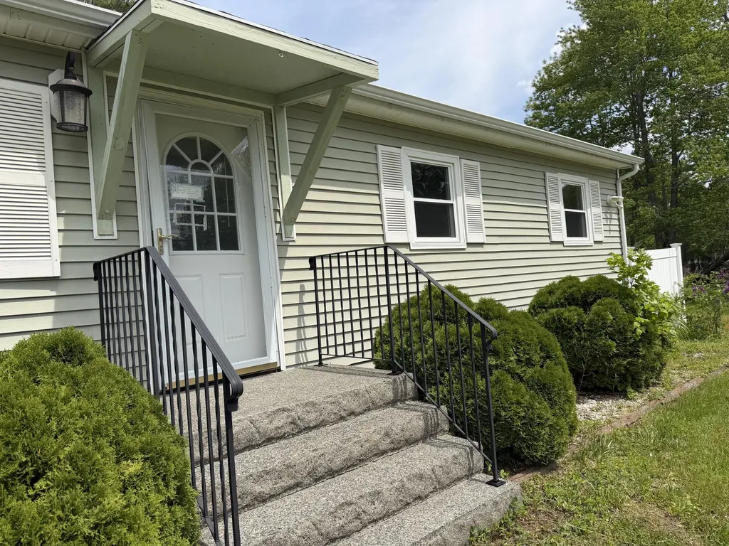 231 River Road Topsham ME 04086