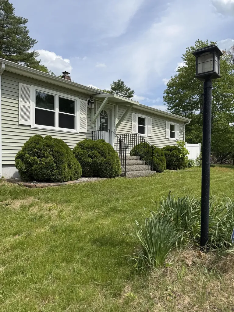 231 River Road Topsham ME 04086
