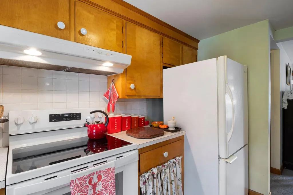 242 Spurwink Avenue Cape Elizabeth ME 04107