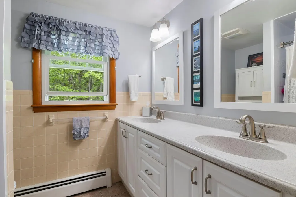 242 Spurwink Avenue Cape Elizabeth ME 04107