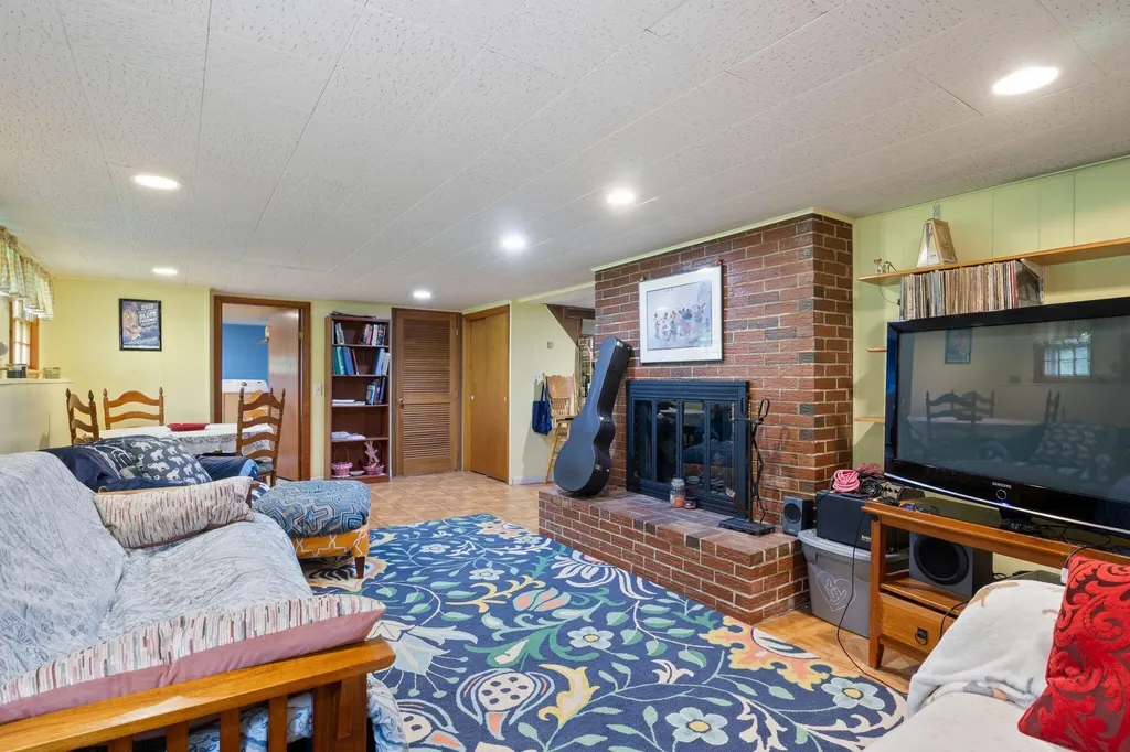 242 Spurwink Avenue Cape Elizabeth ME 04107