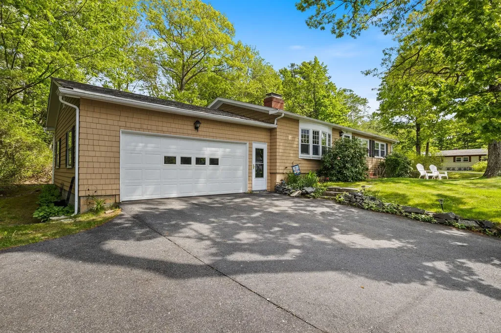 242 Spurwink Avenue Cape Elizabeth ME 04107