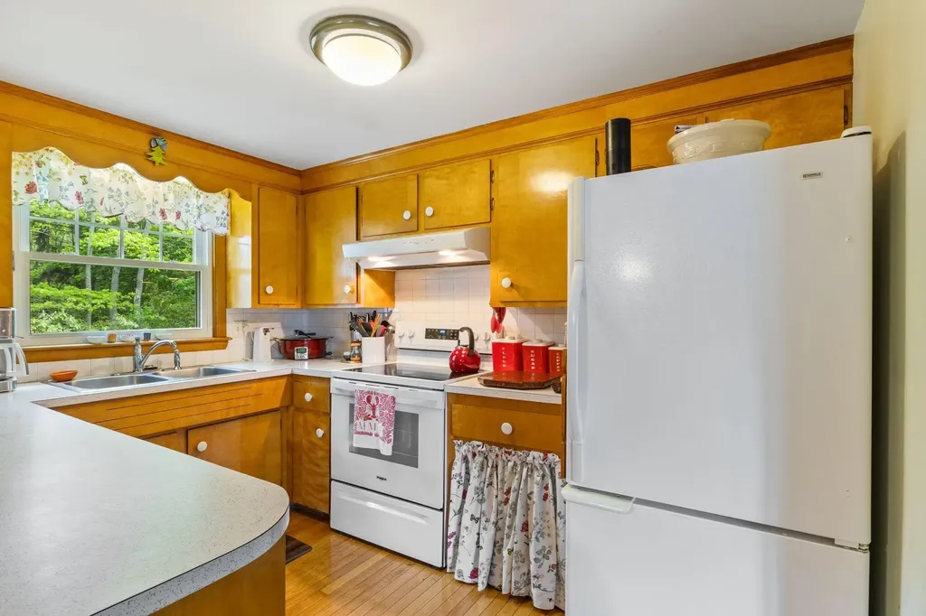 242 Spurwink Avenue Cape Elizabeth ME 04107