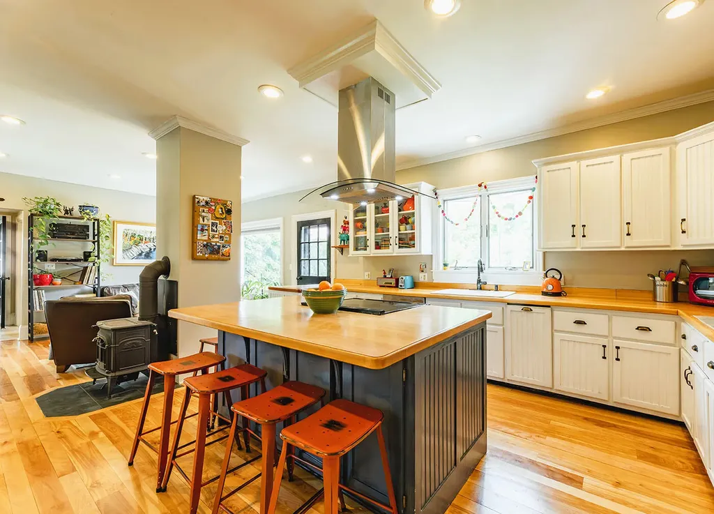 18 Trim Street Camden ME 04843