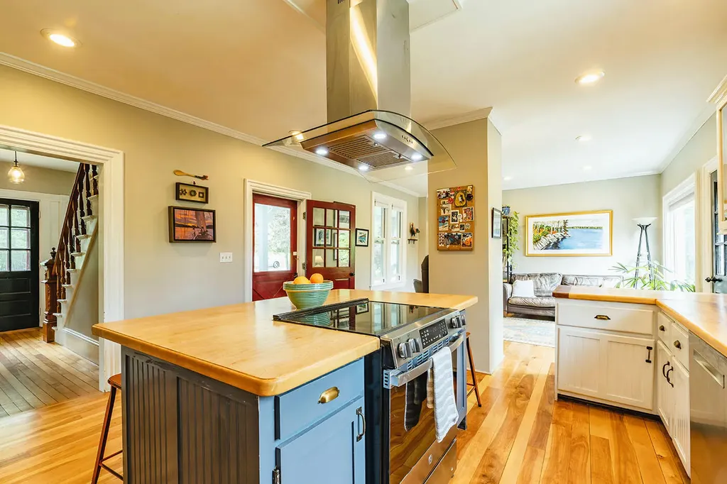 18 Trim Street Camden ME 04843