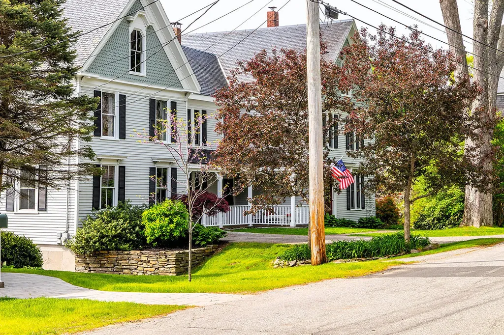 18 Trim Street Camden ME 04843