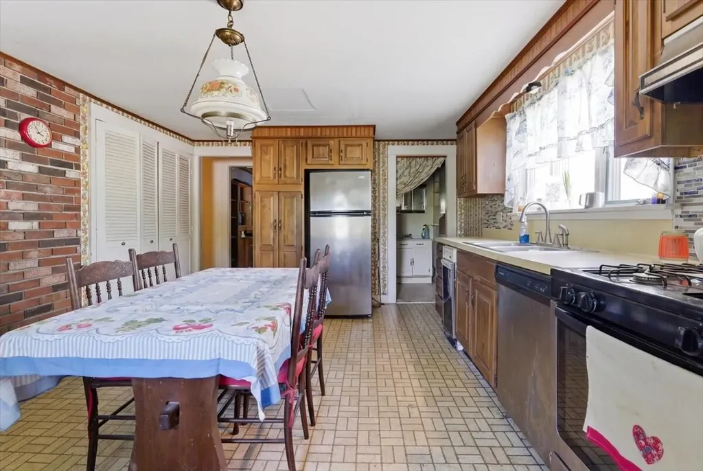 263 Number 6 Road Oxford ME 04281