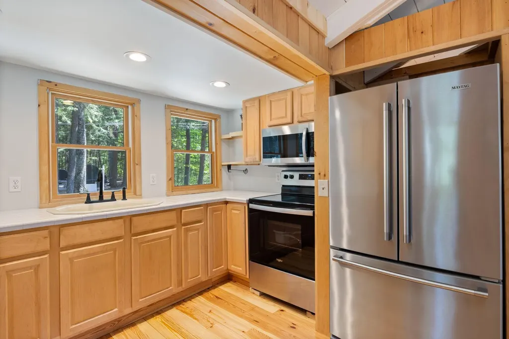 33 E Shore Drive Limerick ME 04048