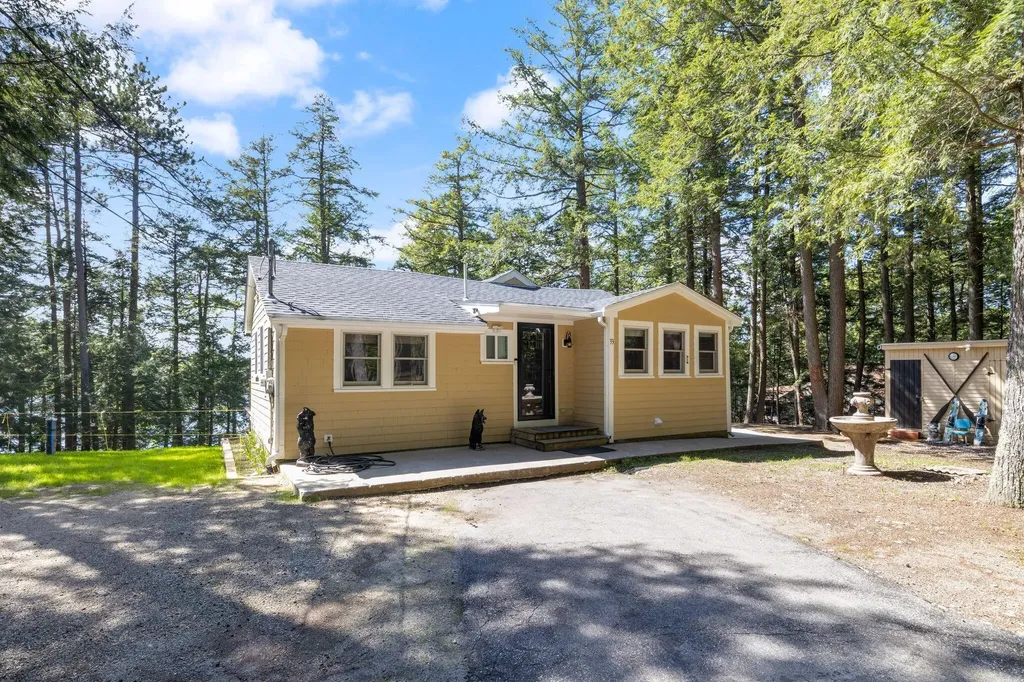 33 E Shore Drive Limerick ME 04048