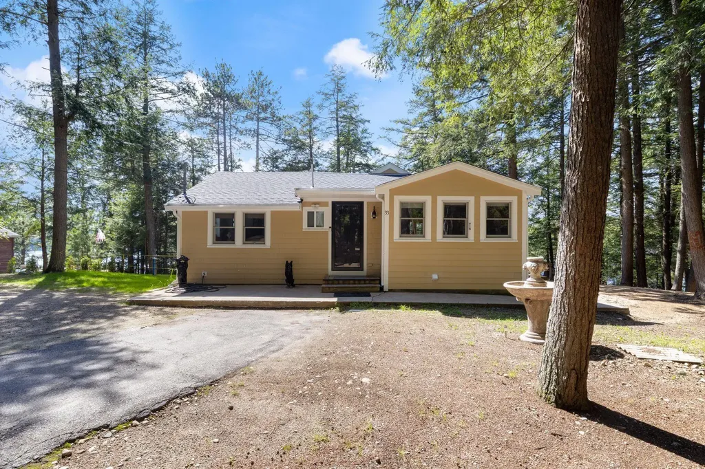 33 E Shore Drive Limerick ME 04048