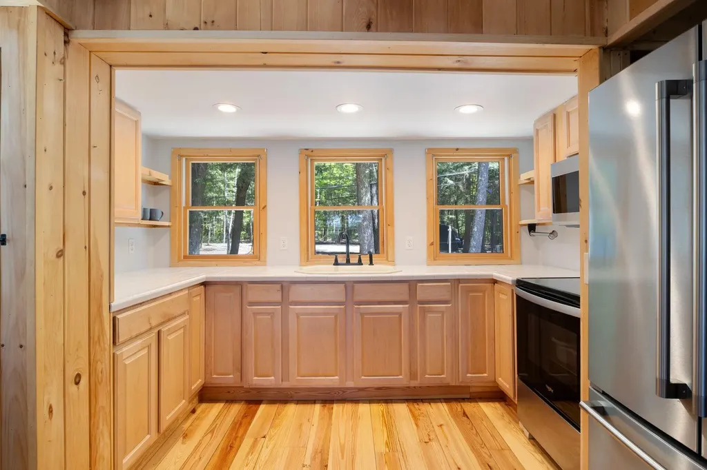 33 E Shore Drive Limerick ME 04048