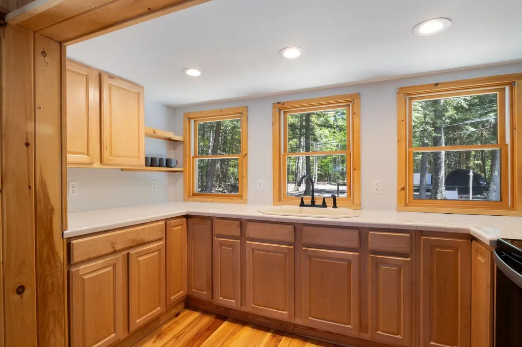 33 E Shore Drive Limerick ME 04048
