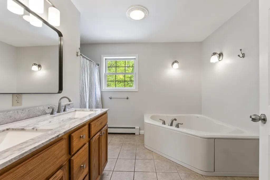 9 Tyrawley Road Farmingdale ME 04344
