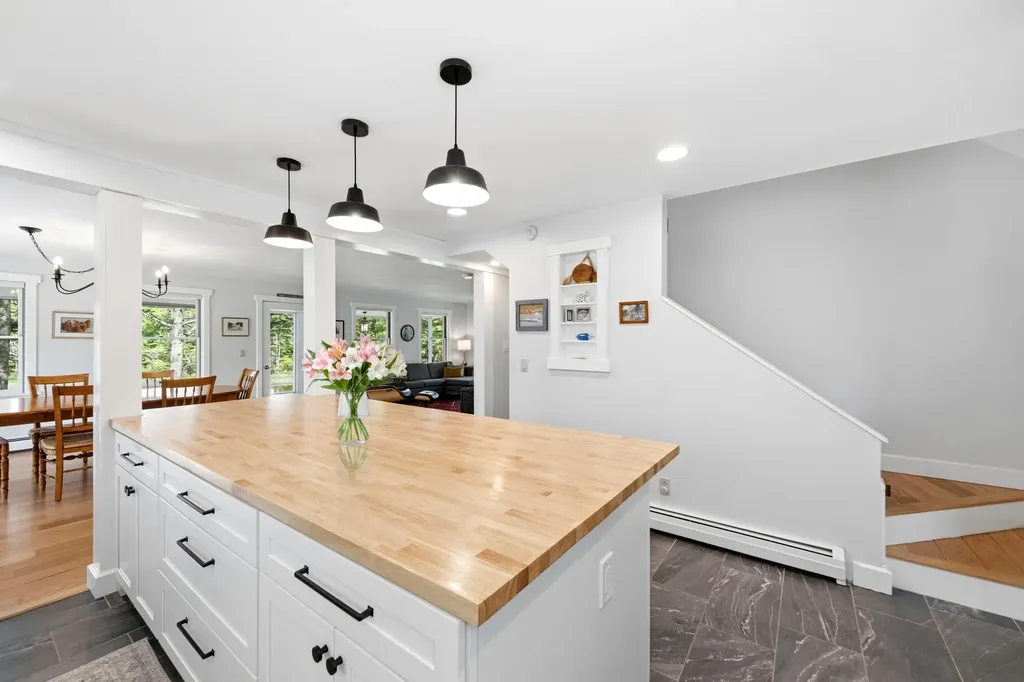 36 Snowdeal Lane South Thomaston ME 04858
