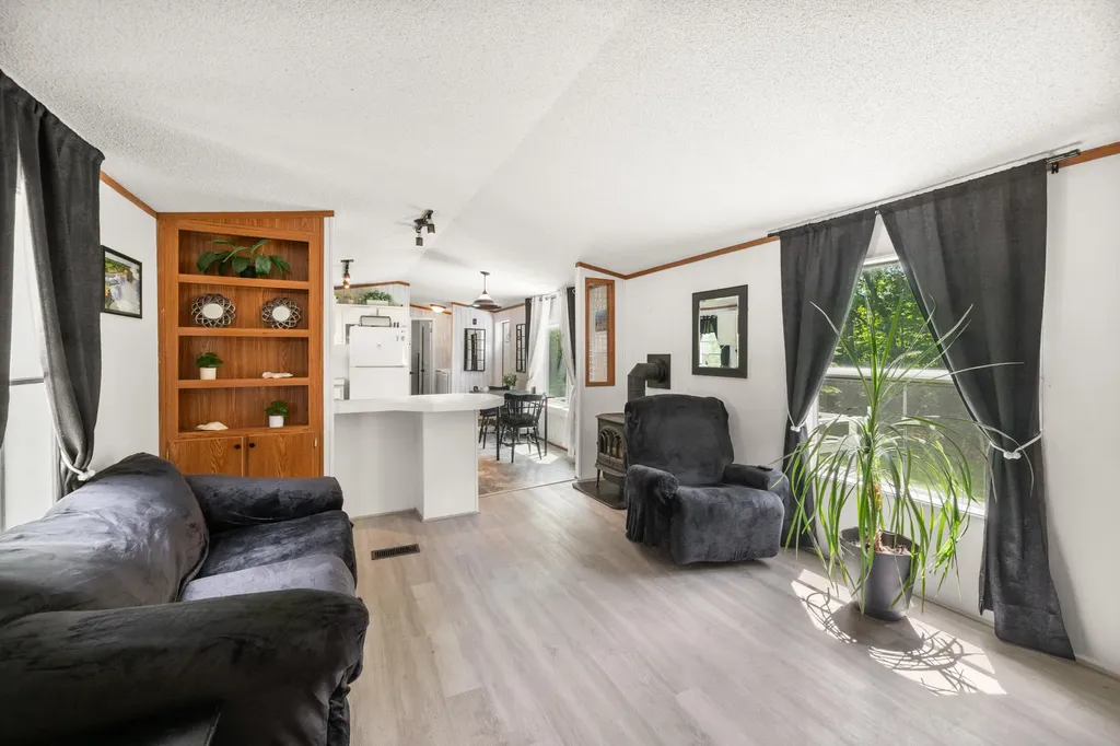 516 E Pond Road Nobleboro ME 04555