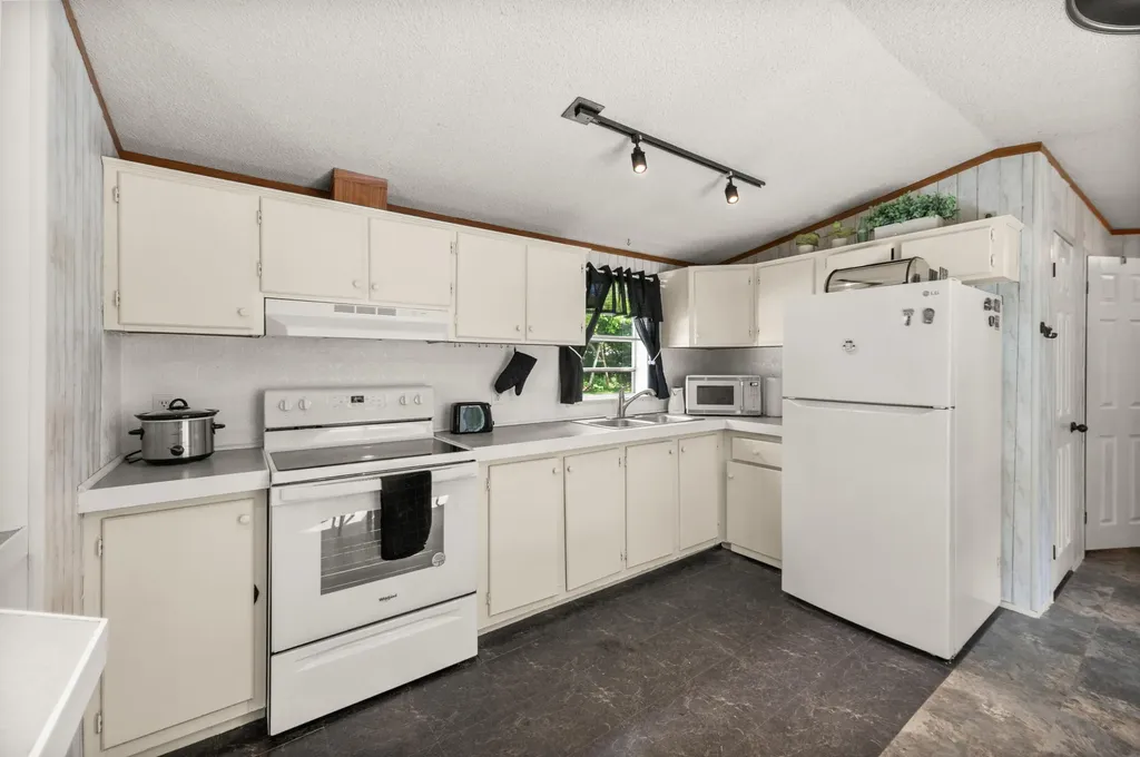 516 E Pond Road Nobleboro ME 04555