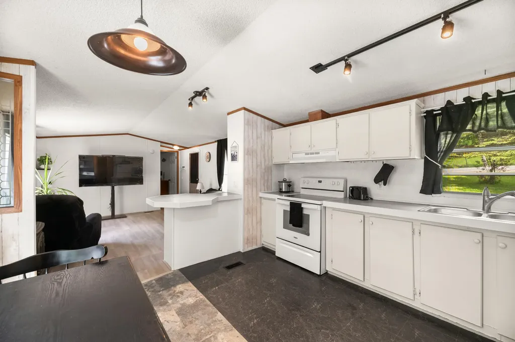 516 E Pond Road Nobleboro ME 04555