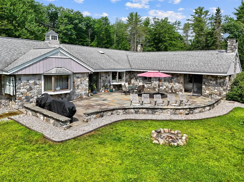 16 Davis Point Road Wayne ME 04284