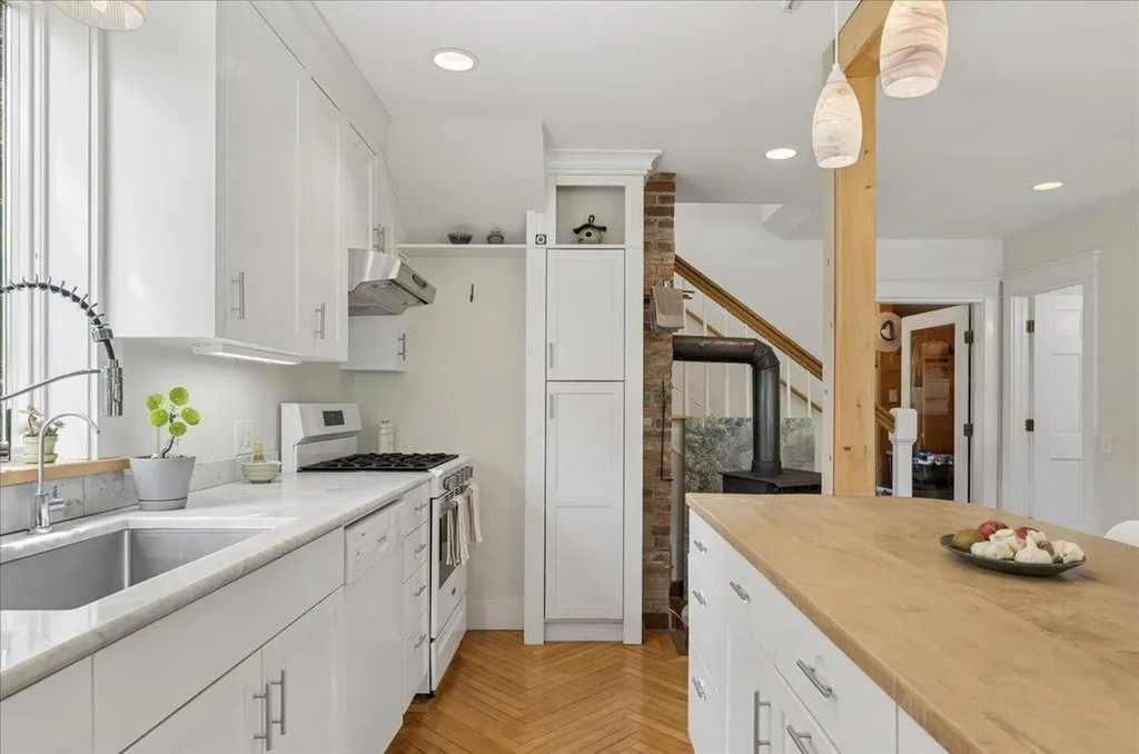 5 Mcdonald Lane Stonington ME 04681