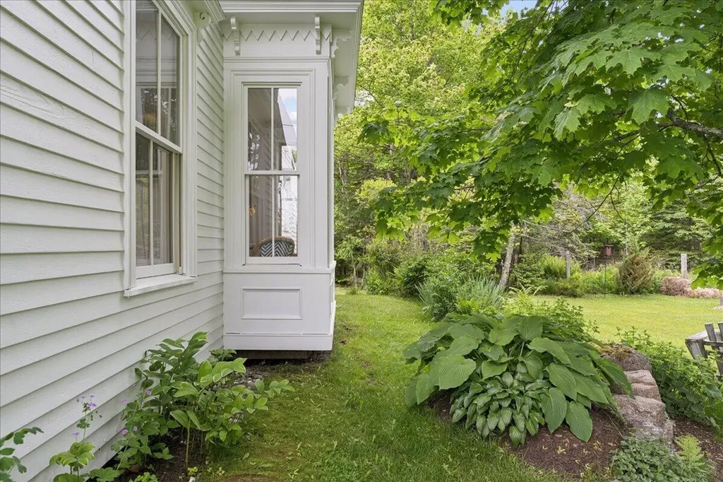 5 Mcdonald Lane Stonington ME 04681