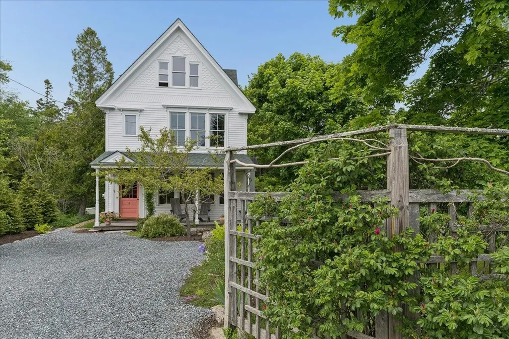 5 Mcdonald Lane Stonington ME 04681