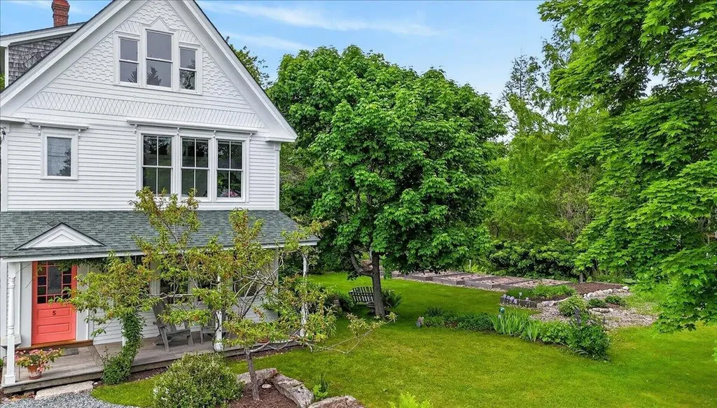 5 Mcdonald Lane Stonington ME 04681