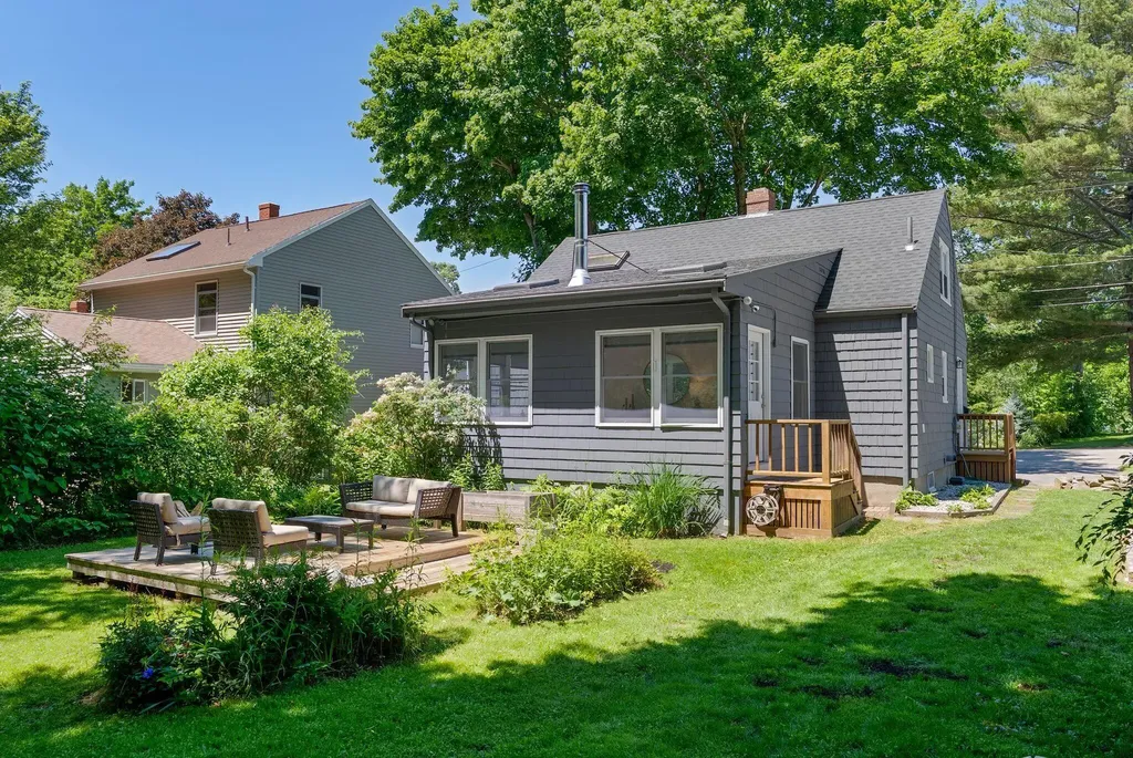 12 Linwood Street Cape Elizabeth ME 04107
