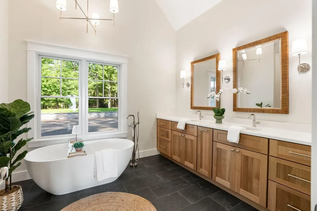 32 Hutchins Road Raymond ME 04071