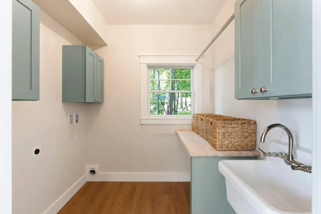 32 Hutchins Road Raymond ME 04071