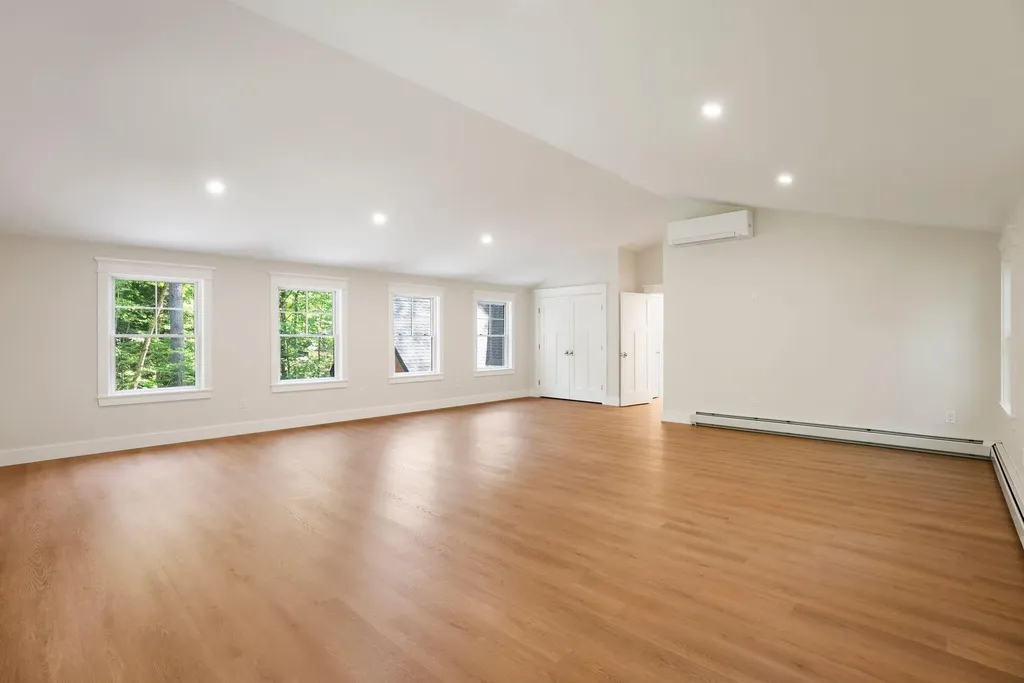 32 Hutchins Road Raymond ME 04071