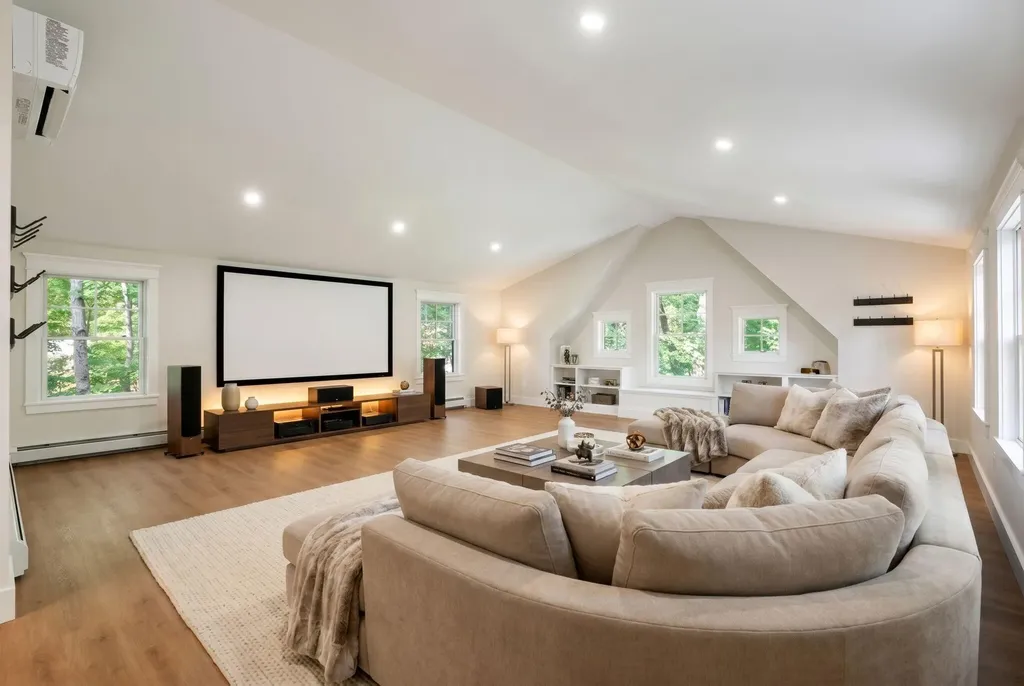 32 Hutchins Road Raymond ME 04071
