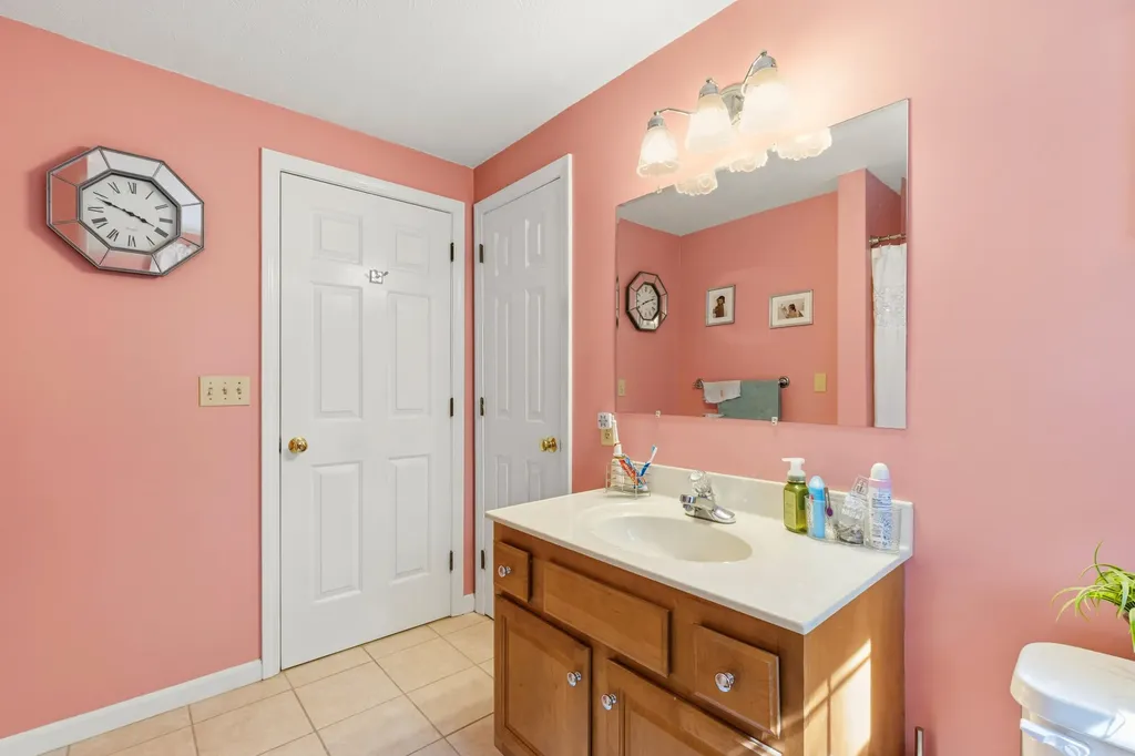 4 River Meadow Circle Standish ME 04085